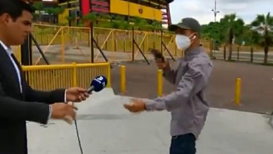 Po raportonte live mbi rezultatet e ndeshjeve, gazetari kërcënohet me armë përballë kamerave! I marrin celularin