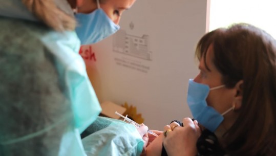 Vaksinohen 612 personel mjekësor dhe të moshuar në Tiranë dhe Shkodër!