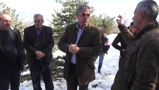 3 fshatra në Kukës të bllokuar/ Drejtuesi politik i PD-së Flamur Hoxha dëgjon banorët e shqetësuar: Shteti nuk ka investuar! Fëmijët prej 4 javësh nuk shkojnë në shkollë