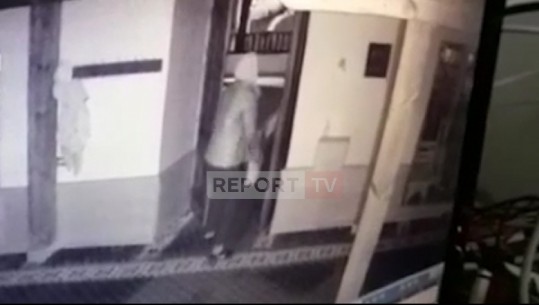 Autori me çantë në dorë shyen derën, por trembet nga alarmi! Kamerat filmojnë tentativën për vjedhje në Xhaminë Mbret në Elbasan