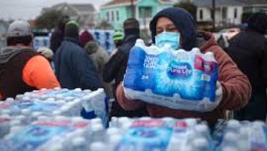 SHBA, radhë të gjata në Hjuston për shkak të mungesës së ujit të pijshëm