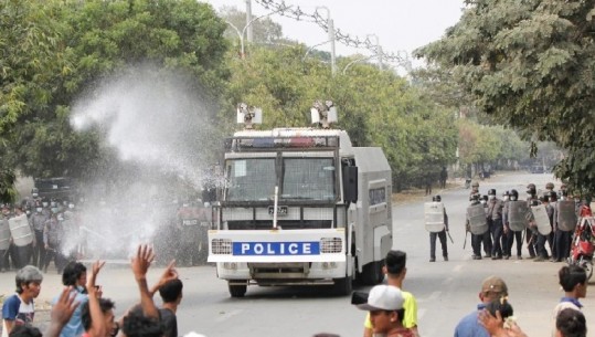 Përgjaket protesta në Mianmar, policia vret dy protestues, plagos 20 të tjerë