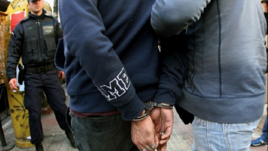 Vodhi 7 dyqane për 5 muaj, arrestohet 32-vjeçari shqiptar në Greqi 