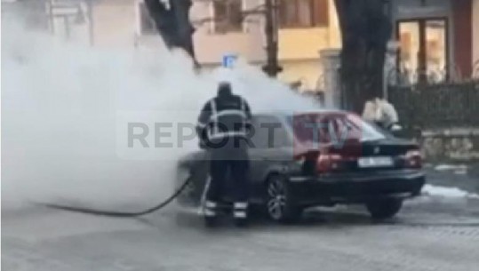 Merr flakë në ecje një makinë në Korçë, ndërhyjnë forcat zjarrfikëse