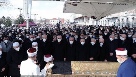 Pas Malit të Zi dhe Serbisë edhe Turqia sfidon hapur COVID-19, mijëra qytetarë dhe Erdogan në ceremoninë mortore të teologut