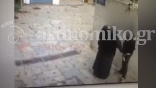 Video tronditëse, prifti djall në Greqi ngacmon seksualisht një djalë të ri në mes të rrugës