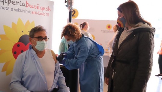 Edhe pse kaloi COVID-19, Shefi i Urgjencës Kombëtare Skënder Brataj vaksinohet, Manastirliu: Do vijojmë intensivisht punën për bluzat e bardha (VIDEO)