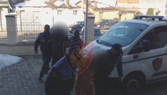 Grabitën kambistin në Korçë, në pranga ish-polici i dënuar më parë për falsifikim dokumentesh! Arrestohet një 28-vjeçar i cili e strehoi (VIDEO)
