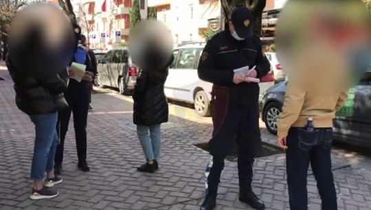 Shkelën masat antiCOVID, gjobiten 917 qytetarë në 24 orë! 906 prej tyre u kapën pa maska në rrugë (VIDEO)