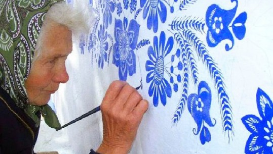 Me ngjyrën e lirisë, 90-vjeçarja çeke po shndërron fshatin ku jeton në një galeri arti