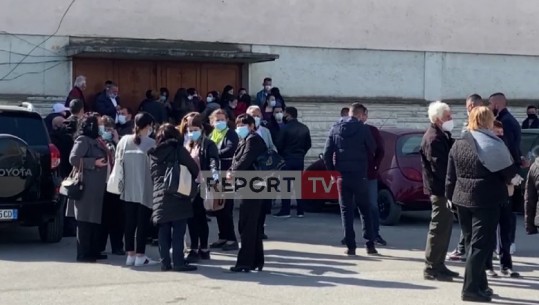 Nis vaksinimi në Vlorë, Tepelenë e Përmet! Mjekët s'respektojnë distancën (VIDEO)
