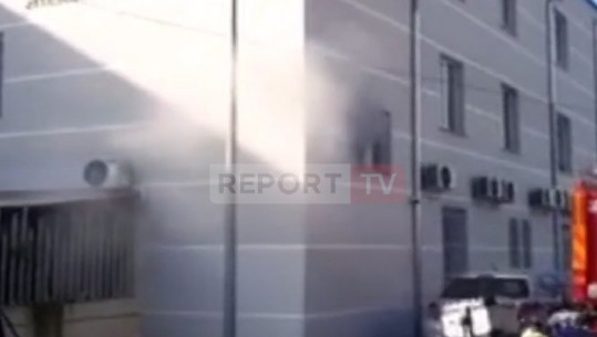 Tiranë/ Zjarr në zyrat e shërbimit të provës, ngjitur me murin rrethues të '313' (VIDEO)