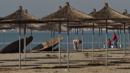Foto/  ‘Pas shiut del gjithmonë dielli’, bregdeti shqiptar ‘pushtohet’ nga qytetarët