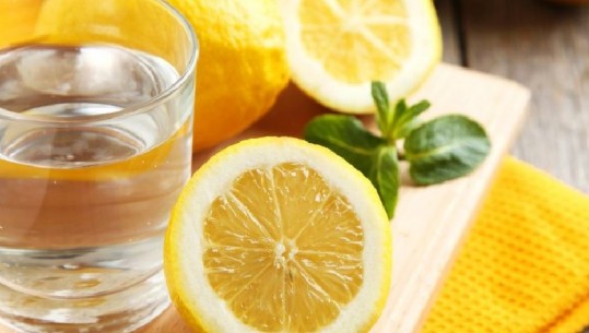 Kur është koha e duhur për të pirë ujë me limon