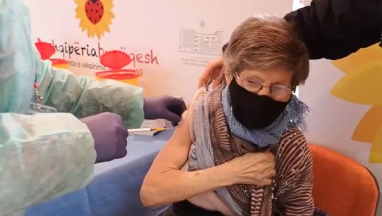U vaksinuan kundër COVID-19, Manastirliu poston videon emocionuese të të moshuarve