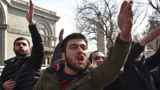 Protestuesit armenë hyjnë në ndërtesën e qeverisë