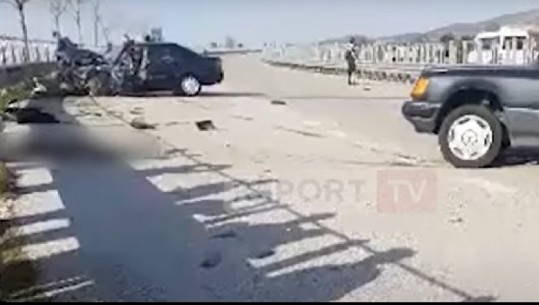 Pamje nga aksidenti fatal me 2 viktima në Vlorë, një person i shtrirë në tokë, tjetri i bllokuar në makinë