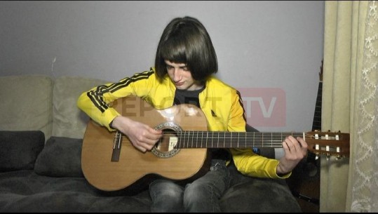 Talenti 14-vjeçar sfidon autizmin me kitarë Mamaja: E ka pjesë të pandashme, edhe kur fle e mban pranë