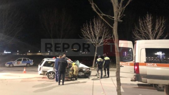 Përplasen dy makina në Korçë, plagosen 4 persona, një vijon të jetë i bllokuar brenda mjetit
