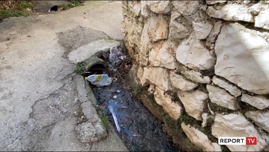 Jetesa mes ujërave të zeza e banorëve në Lezhë kthehet në kërcënim për shëndetin, lagja 'Varosh' pa kanalizime prej kohësh