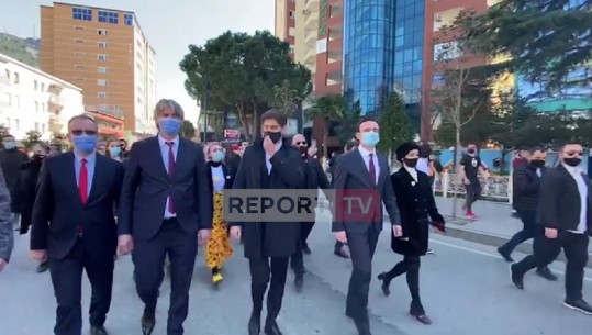 Çudia e Albin Kurtit, kryeministri i Kosovës bën fushatë në Shqipëri