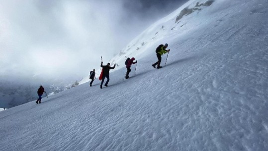 Udhëtimi zgjati plot 14 orë, 36 alpinistë ngjisin majën e Jezercës! Pamjet fantastike nga maja e dytë me lartë në Shqipëri