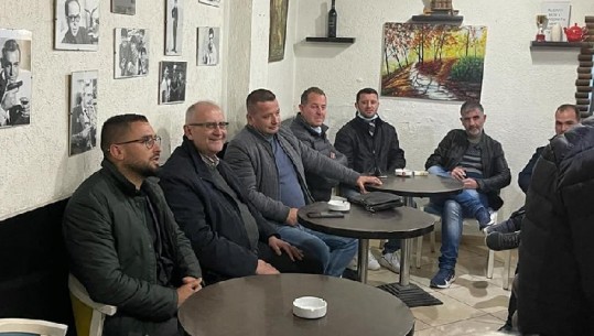 Vasili s’pyet për COVID, zhvillon takime pa maska në Kavajë e Golem: Qytetarët po presin me padurim referendumin e 25 prillit