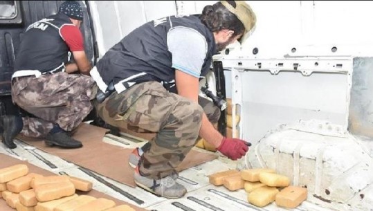 Qentë nuhatës gjejnë mbi 300 kilogramë heroine të fshehur brenda një kamioni në Stamboll