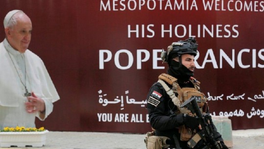 Papa Françesku, vizitë historike në Irak pavarësisht pandemisë dhe shqetësimeve për sigurinë (VIDEO)