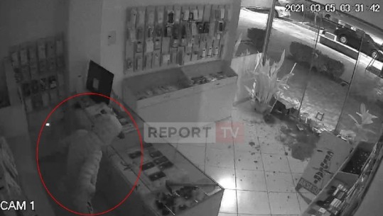 Thyen derën me sqepar, momenti kur grabitësi me maskë anti-COVID futet në dyqanin e telefonave në Vlorë (VIDEO)