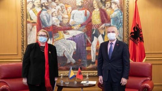 Bosnja-Hercegovina rihap Ambasadën në Tiranë, Meta pret ministren e Jashtme Turkoviç