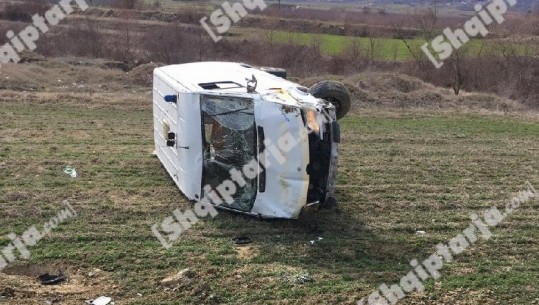 Ambulanca del nga rruga dhe përmbyset në Korçë, shpëton i sëmuri me COVID (VIDEO)