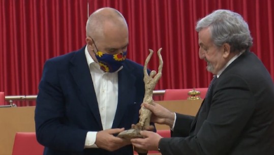 Guvernatori i Puglia-s i jep Çmimin 'Rrënja e Puglia-s' kryeministrit Edi Rama  (VIDEO)