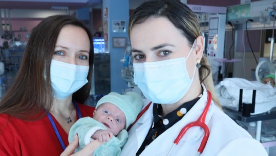 Lindi vetëm 500 gr, Manastirliu jep lajmin e mirë për foshnjen: Pasi luftoi 107 ditë në spital, është gati të kthehet në shtëpi