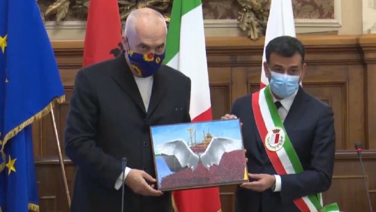 Kryebashkiaku i Barit i dhuron Ramës pikturën e fansit të tij që pa u bërë kryeministër (VIDEO)