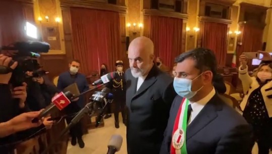 Rama pritet nga kryebashkiaku i Barit: S’ka më kufij fizikë dhe as mendorë mes Shqipërisë dhe Italisë  (VIDEO)