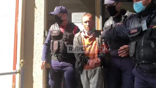 Vrau me shkop në kokë babanë 52 vjeçar, Gjykata e Fierit lë në burg 25-vjeçarin (VIDEO)