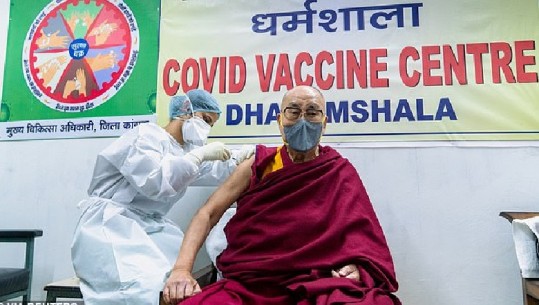 Udhëheqësi shpirtëror tibetian Dalai Lama vaksinohet kundër COVID-19