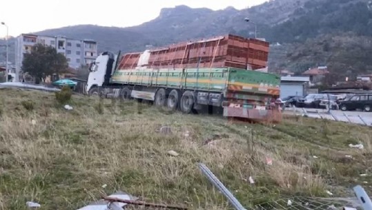 Elbasan/ Shoferi humb kontrollin e mjetit, kamioni i ngarkuar me tulla hipën mbi rrethrrotullimin e Bradasheshit
