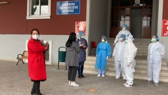 8 marsi 'hap qepenët' e dyqaneve të luleve! Në Elbasan suprizohen mjeket e pavionit COVID, nisma e veçantë me këpucë të kuqe në Durrës