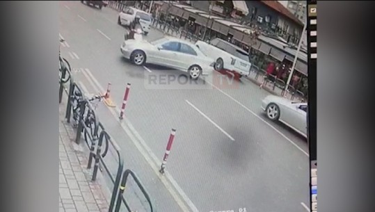 Makina merr kthesën keq në mes të rrugës, Report Tv siguron videon nga aksidenti! Si fati e shpëtoi motoristin në Tiranë 