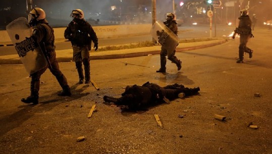 Greqi, protesta të dhunshme në Athinë, plagosen 10 policë (VIDEO)