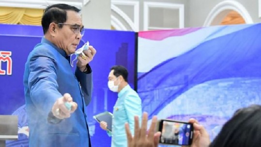 VIDEO/ Spërkat me dezinfektant gazetarët për të shmangur pyetjen, habit kryeministri tajlandez 