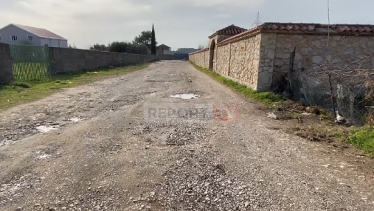 Mungon infrastruktura në lagjet informale, ankohen banorët e Rrogozhinës dhe të Laçit: Nuk çojmë dot fëmijët në shkollë (VIDEO)