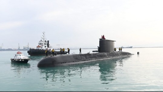 62 metra e gjatë dhe peshon 1400 tonë, ankorohet në Durrës për herë të parë nëndetësja turke “TCG Çanakkale”
