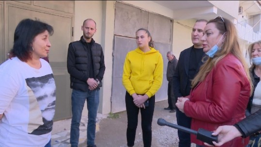 Albana Vokshi takim me banorët e Laprakës, kryefamiljarja i shpreh shqetësimin: Më hoqën edhe 30 mijë lekëshin e ndihmës