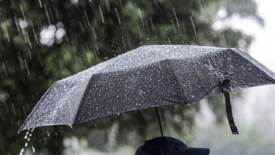 Vranësira të dendura dhe reshje shiu, si parashikohet moti për ditën e sotme