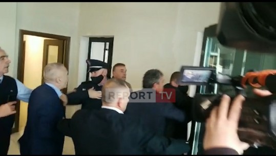 Presidenti Ilir Meta përplaset me policinë, futet me forcë në zyrat e FRD: Dilni përjashtë ose do ju çoj në burg me duart e mia