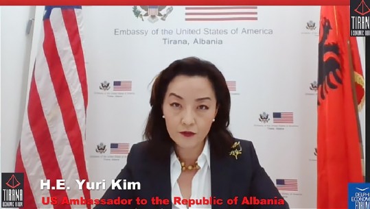 Ambasadorja e SHBA në Forumin Ekonomik të Tiranës: Integrimi rajonal dhe gjykatat e pastra do të tërheqin investime dhe punë më të mëdha për të rinjtë e talentuar