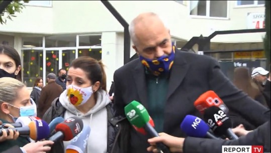 'Pse nuk ke maskë? Ik merre'! Rama largoi gazetaren që të vendosë maskën anti-COVID, Meta e sheh si dhunë fizike: Është e papranueshme